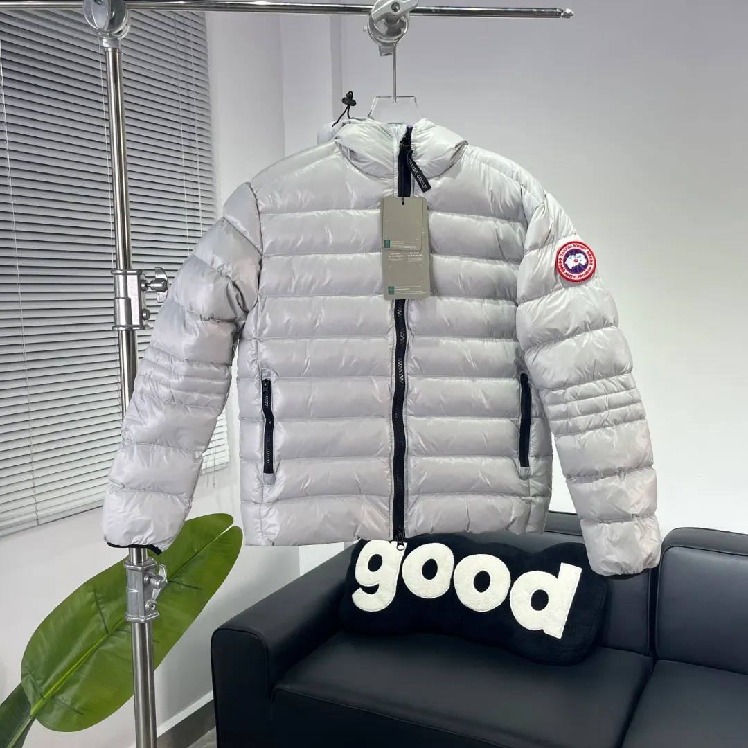 P840 𝑪𝒂𝒏𝒂𝒅𝒂 𝑮𝒐𝒐𝒔𝒆 Canada Goose 2227 Silver White Red Label Canada Goose Crofton Series Crofton Series Ski Season Logo Solid Color Glossy Hooded Waterproof Windproof Ultra-Light Down Jacket Men's Style: Silver